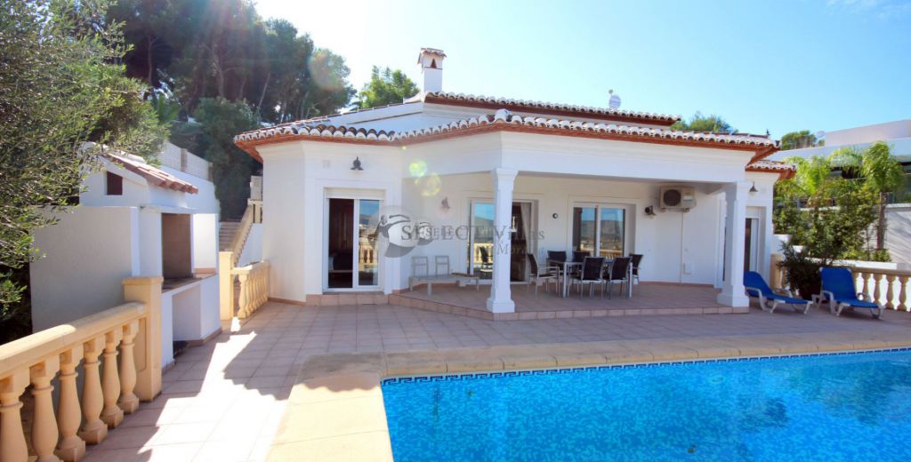 Profitez d'une vie simple dans cette villa méditerranéenne à vendre à Moraira avec vue sur la vallée