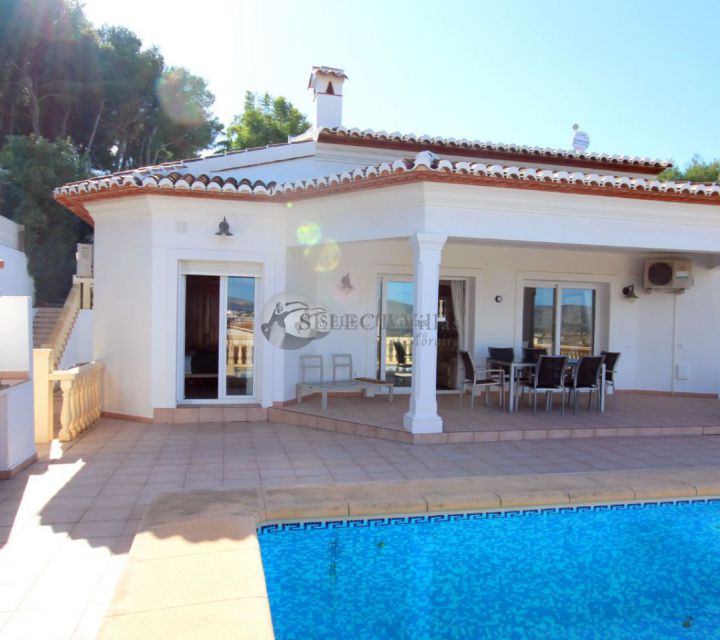 Profitez d'une vie simple dans cette villa méditerranéenne à vendre à Moraira avec vue sur la vallée