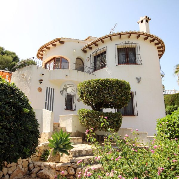 Créez les plus beaux souvenirs de famille dans cette charmante villa à vendre à Arnella Moraira