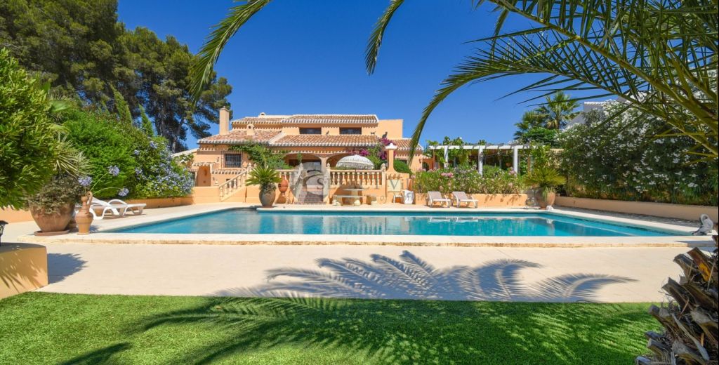 Le joyau caché de Javea : Une belle villa de style Finca avec piscine privée, jardin méditerranéen et vue sur la campagne