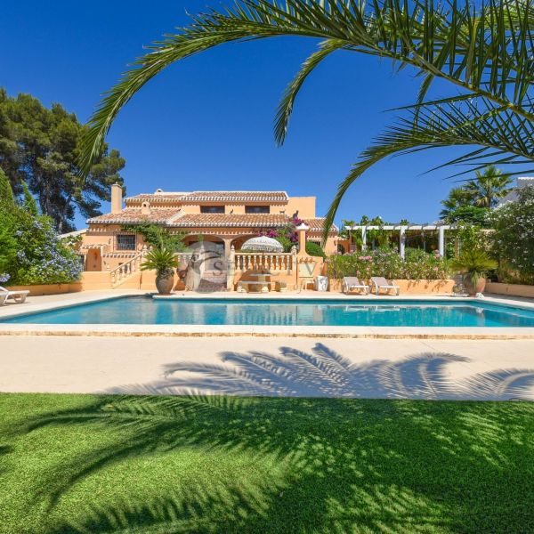 Le joyau caché de Javea : Une belle villa de style Finca avec piscine privée, jardin méditerranéen et vue sur la campagne